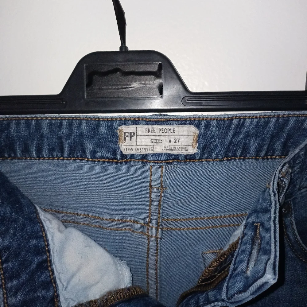 Free People Womens Skinny Jeans Dark Wash Distressed Stretch Size 27 - Picture 3 of 8